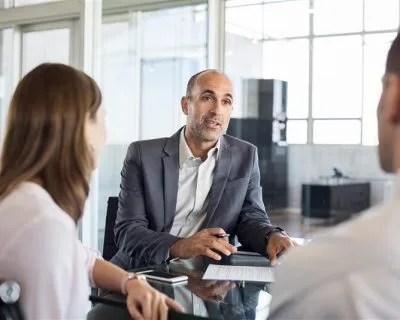 financial-advisor-with-clients-2025-01-08-02-30-40-utc