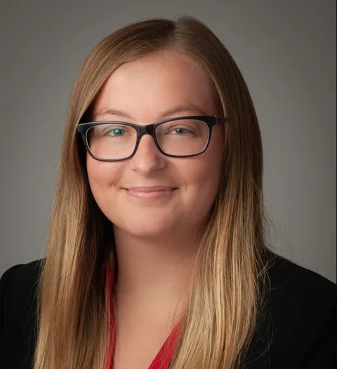 headshot of Lauren