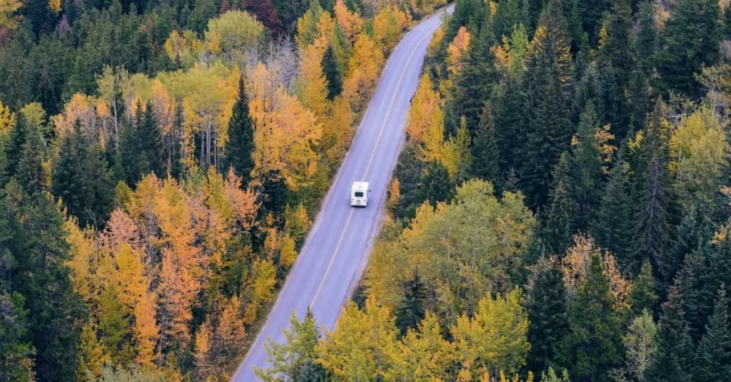 What to Do When Your RV Breaks Down: Emergency Guide 3 RV breakdown roadside assistance and towing