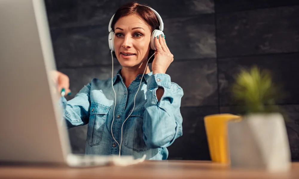 Online Vocal Lessons: The Pros and Cons of Virtual Training 1 woman taking online vocal lessons
