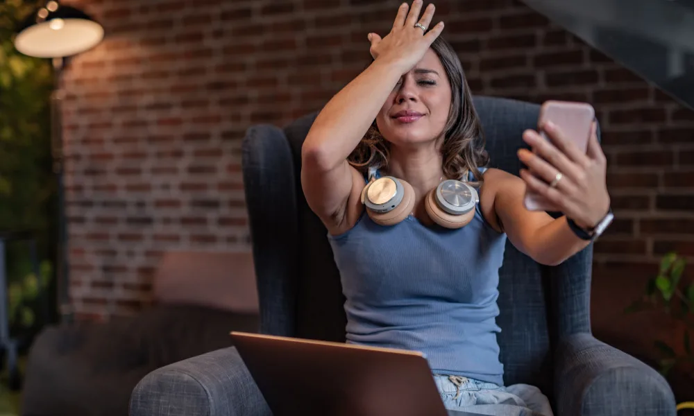 Online Vocal Lessons: The Pros and Cons of Virtual Training 2 woman having technical difficulties when taking online vocal lessons