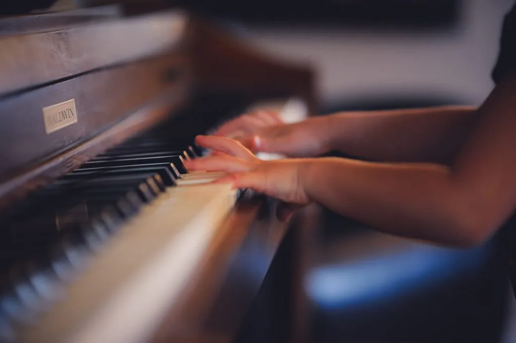 9 Ways Music Lessons Improve Your Child's Overall Development 4 music lessons student piano