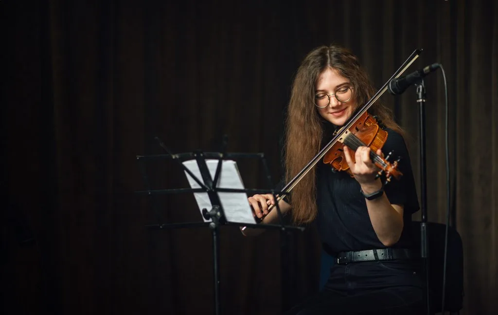 girl playing violin