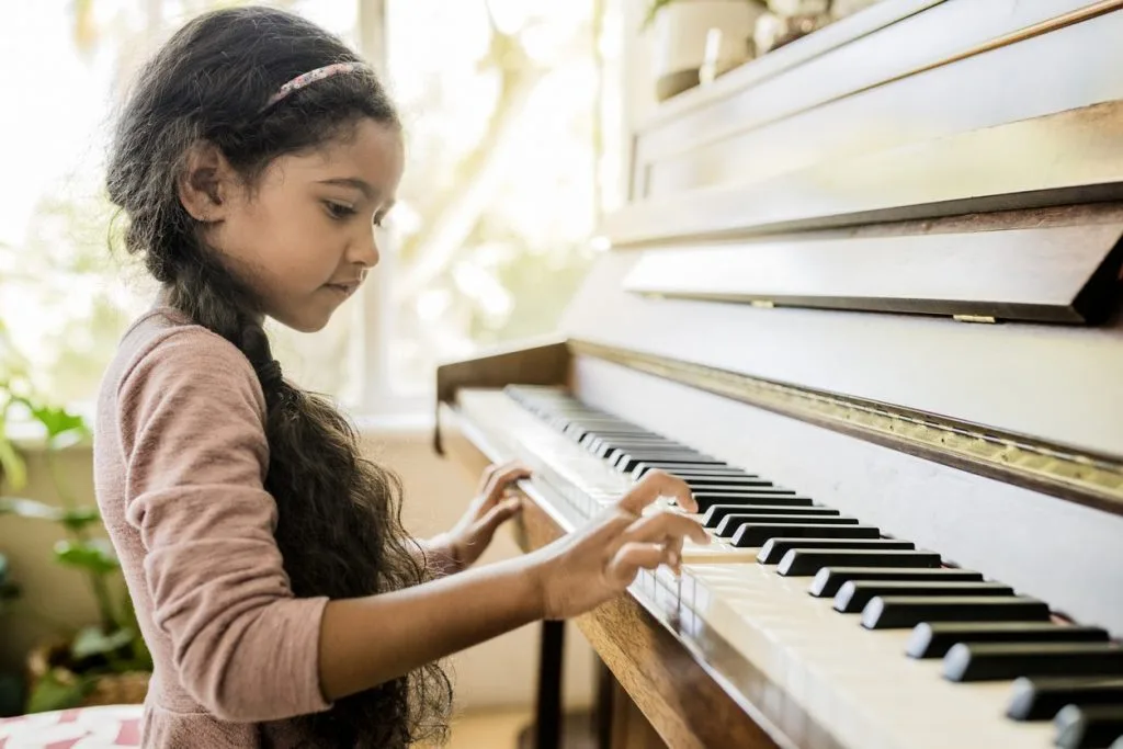 5 Beginner Mistakes to Avoid When Learning Piano 3 little girl learning piano for the first time