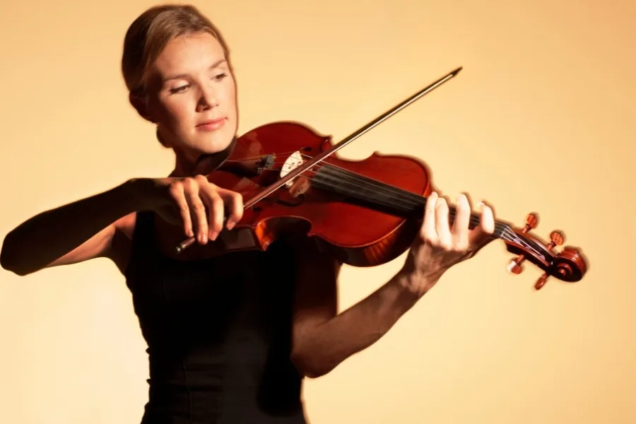 Your Guide to 3 Common String Instruments and Which Is Best for You 4 Woman playing viola