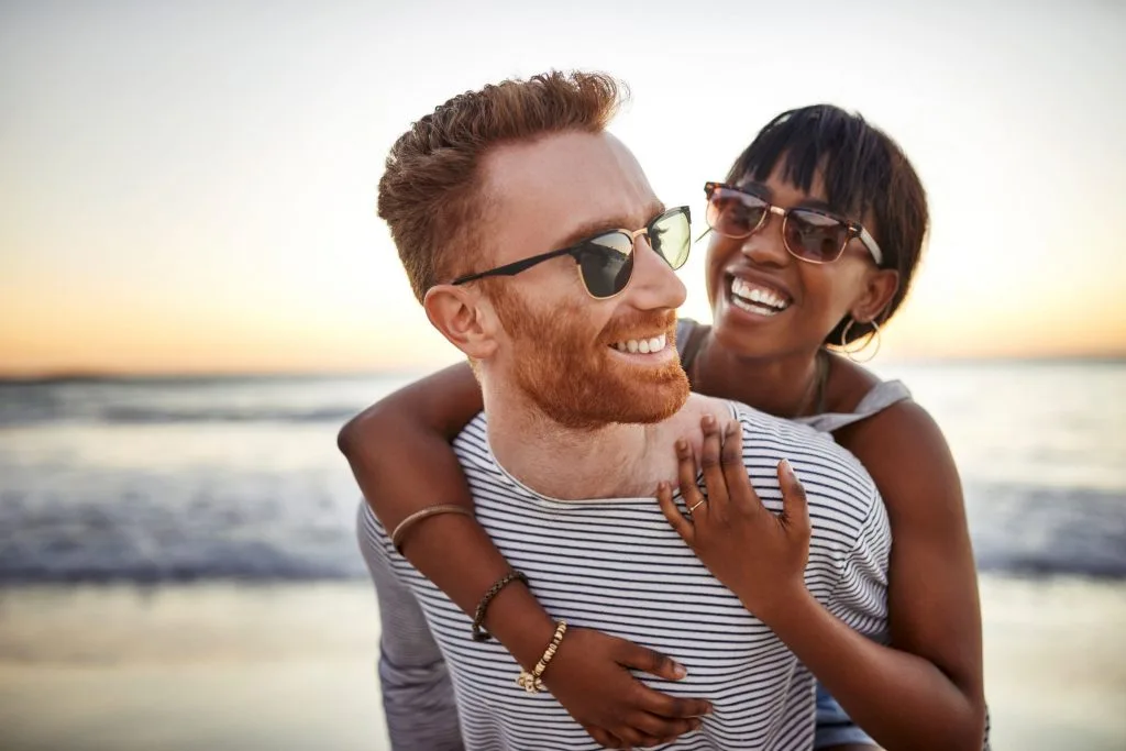 Couples_hug_Canalside_Inn
