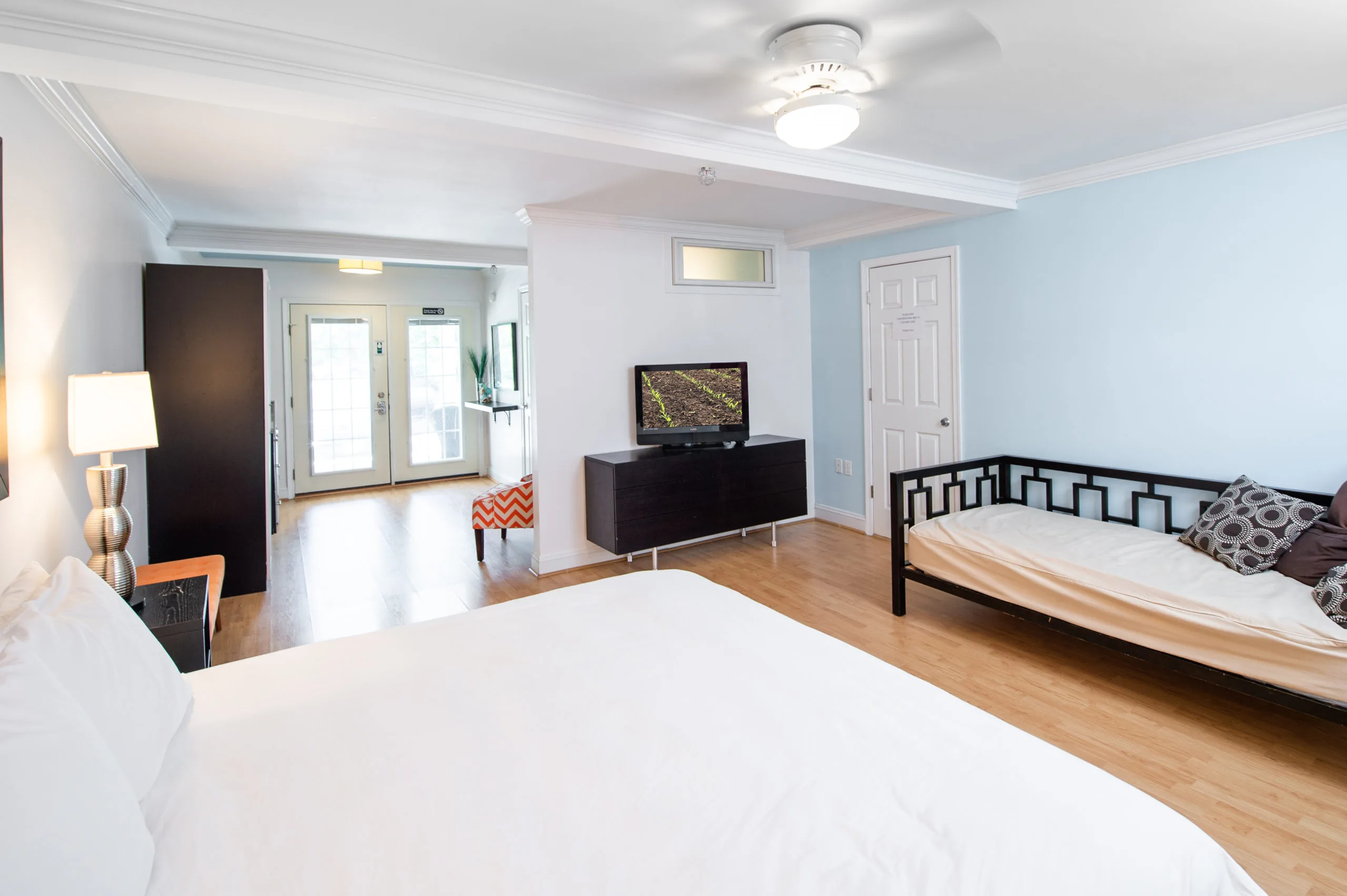 king with day bed